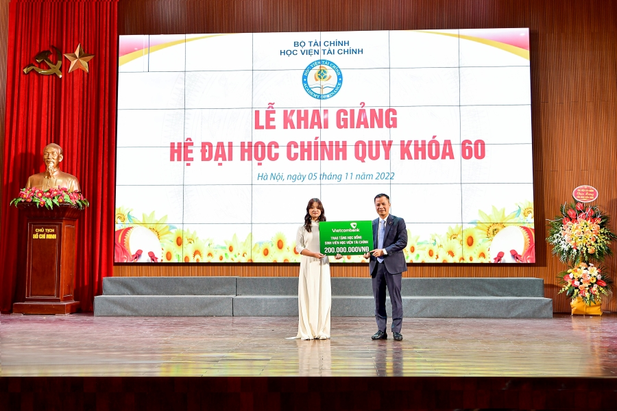 vietcombank trao tang hoc bong tri gia 200 trieu dong cho sinh vien hoc vien tai chinh