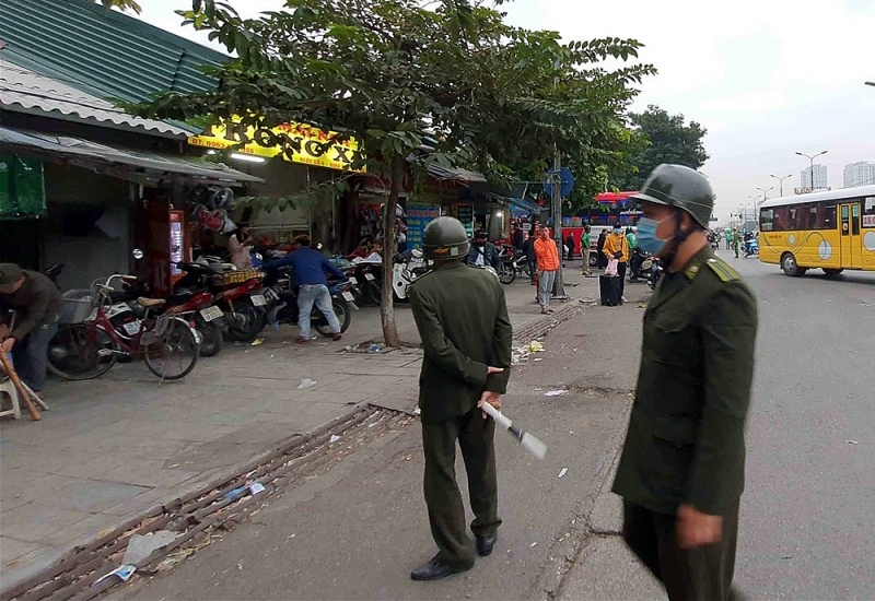 ben xe giap bat kho xu ly vi pham lan chiem via he long duong