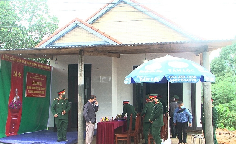 thua thien hue bo quoc phong ban giao nha dong doi cho can bo si quan