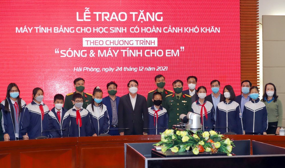 Hải Phòng: Tập đoàn Viettel trao tặng hơn 2.800 máy tính bảng cho học sinh, sinh viên có hoàn cảnh khó khăn