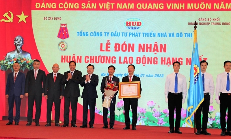 Tổng công ty HUD đón nhận Huân chương Lao động hạng Nhất