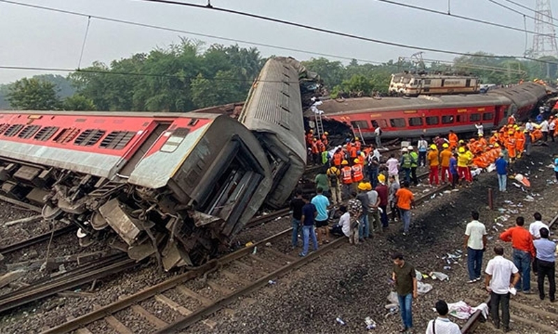 Toàn cảnh tai nạn đường sắt thảm khốc ở Ấn Độ khiến gần 300 người thiệt mạng