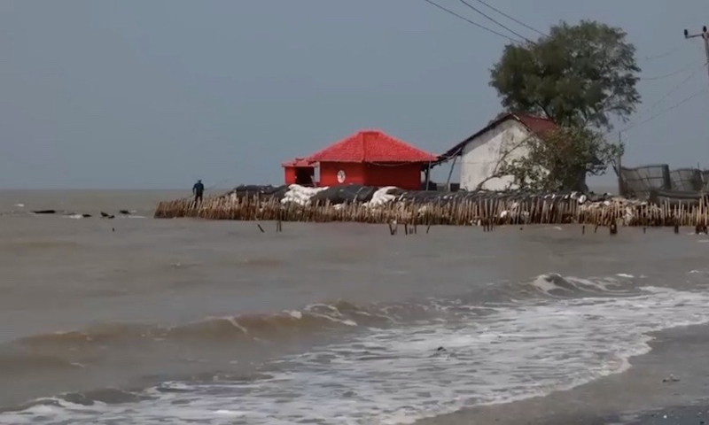 Ngôi làng Indonesia đang bị nước biển “nuốt chửng”