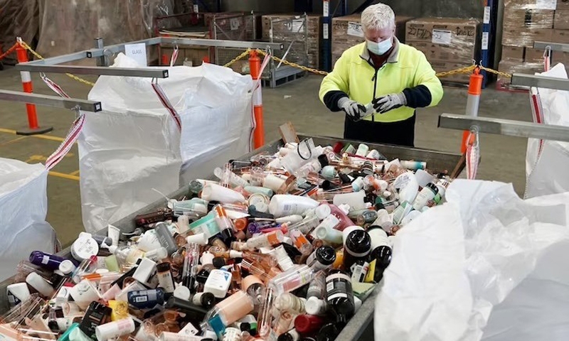 Biến những rác thải được coi là "thảm họa tái chế" thành đồ nội thất đẹp mắt