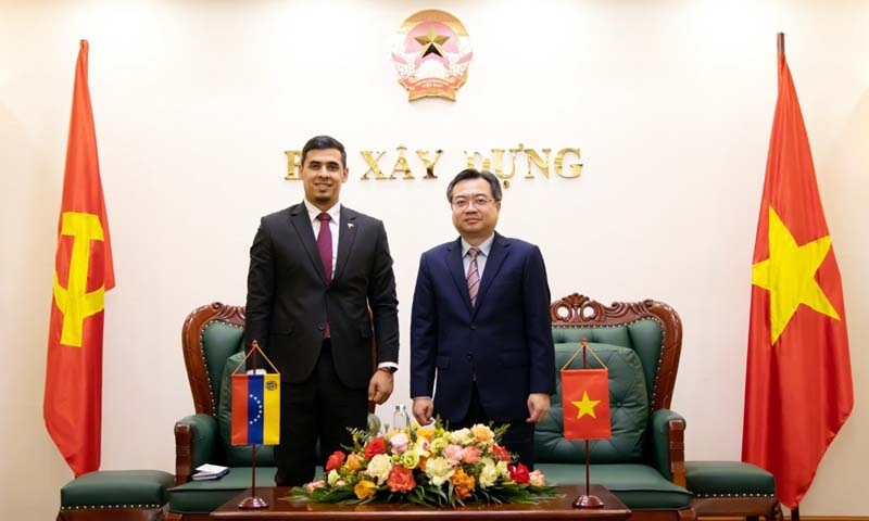 Bộ trưởng Nguyễn Thanh Nghị tiếp Đại sứ đặc mệnh toàn quyền Cộng hòa Bolivar Venezuela tại Việt Nam