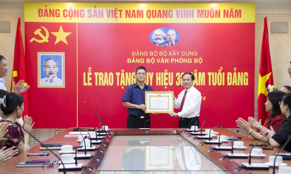 Trao tặng Huy hiệu 30 năm tuổi Đảng cho đồng chí Tạ Huy Hoàng - Phó Chánh Văn phòng Bộ Xây dựng