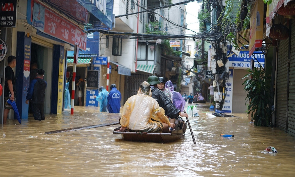 Hà Nội: Mưa chồng lên lũ, nội thành ngập sâu trên nhiều tuyến phố