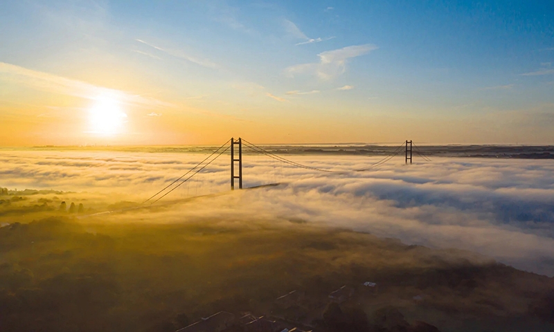 Cây cầu biểu tượng chìm trong biển sương ở Anh
