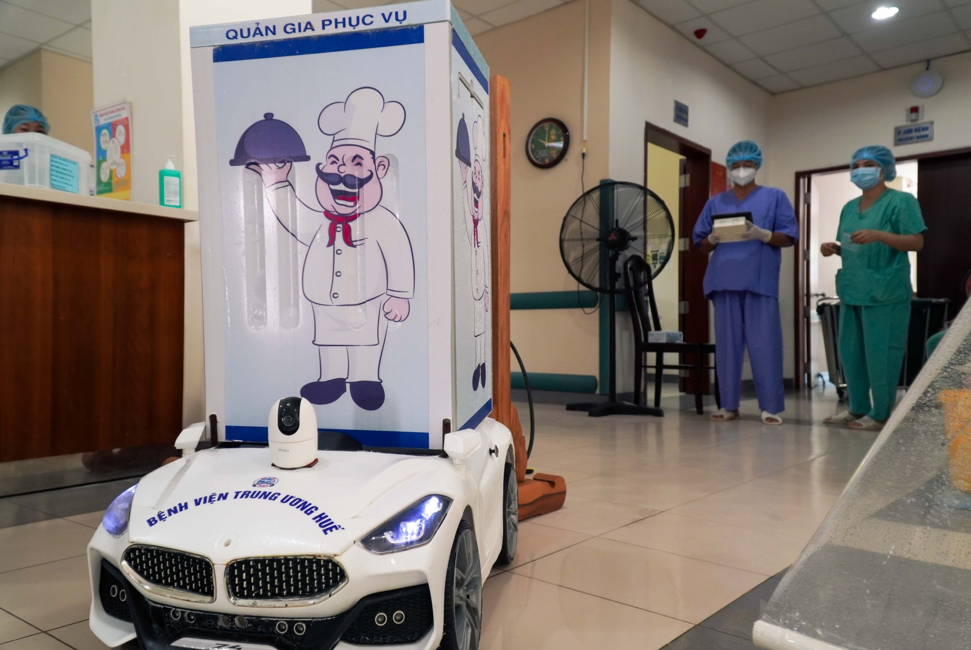 Robot chăm sóc bệnh nhân mắc Covid-19 tại Huế